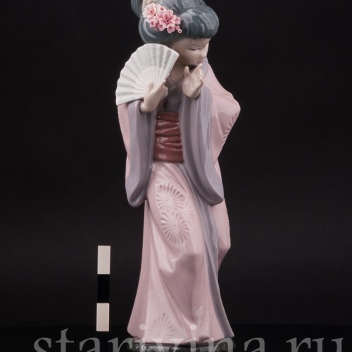 Фигурка девушки из фарфора Гейша с веером, Lladro, Испания.
