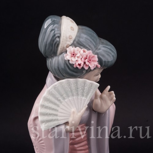 Фигурка девушки из фарфора Гейша с веером, Lladro, Испания.
