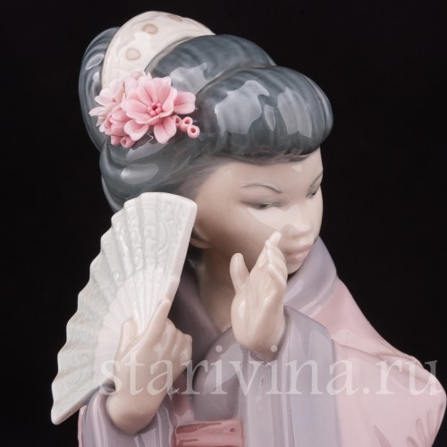 Фигурка девушки из фарфора Гейша с веером, Lladro, Испания.