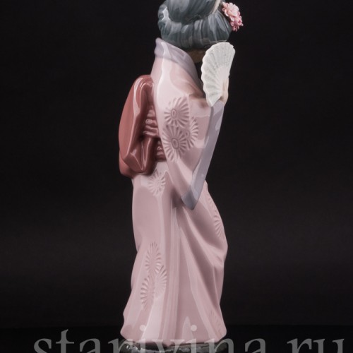 Фигурка девушки из фарфора Гейша с веером, Lladro, Испания.