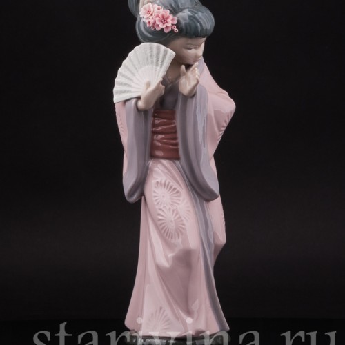 Фигурка девушки из фарфора Гейша с веером, Lladro, Испания.