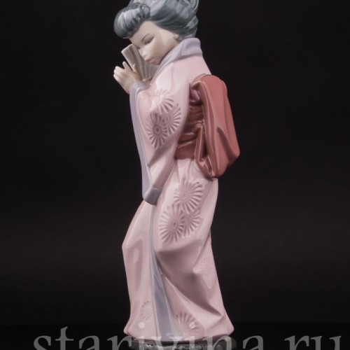 Фигурка девушки из фарфора Гейша с веером, Lladro, Испания.