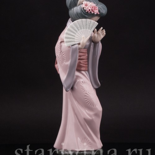 Фигурка девушки из фарфора Гейша с веером, Lladro, Испания.