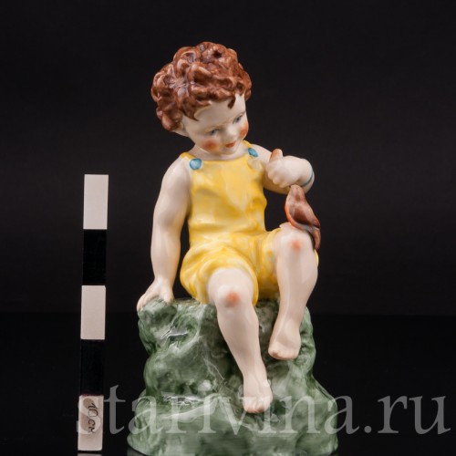 Фарфоровая статуэтка Мальчик с птичкой, Royal Worcester, Великобритания, 1957 год.