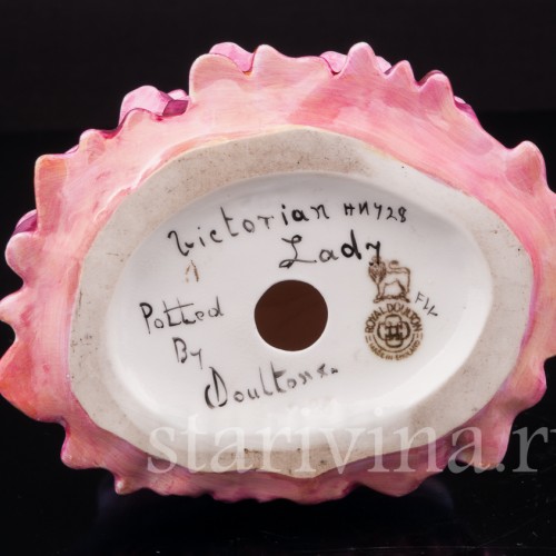 Статуэтка девушки из фарфора Викторианская леди, Royal Doulton, Великобритания, 1925-27 гг.