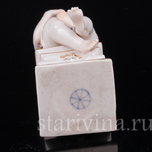 Фигурка из фарфора Аллегория осени, путти с виноградной гроздью, Hochst, Германия, кон. 18 в.