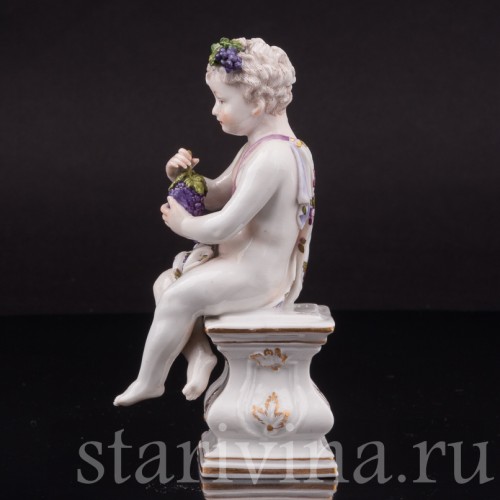 Фигурка из фарфора Аллегория осени, путти с виноградной гроздью, Hochst, Германия, кон. 18 в.