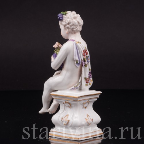 Фигурка из фарфора Аллегория осени, путти с виноградной гроздью, Hochst, Германия, кон. 18 в.