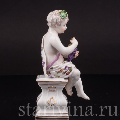 Фигурка из фарфора Аллегория осени, путти с виноградной гроздью, Hochst, Германия, кон. 18 в.