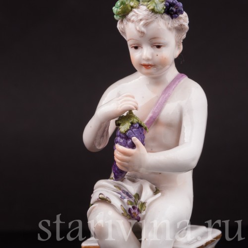 Фигурка из фарфора Аллегория осени, путти с виноградной гроздью, Hochst, Германия, кон. 18 в.