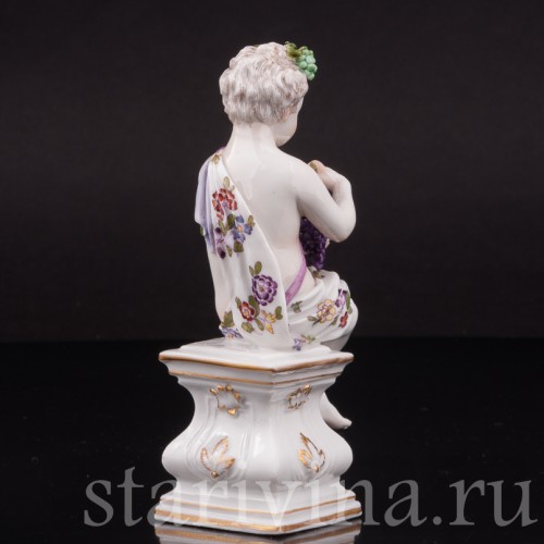Фигурка из фарфора Аллегория осени, путти с виноградной гроздью, Hochst, Германия, кон. 18 в.