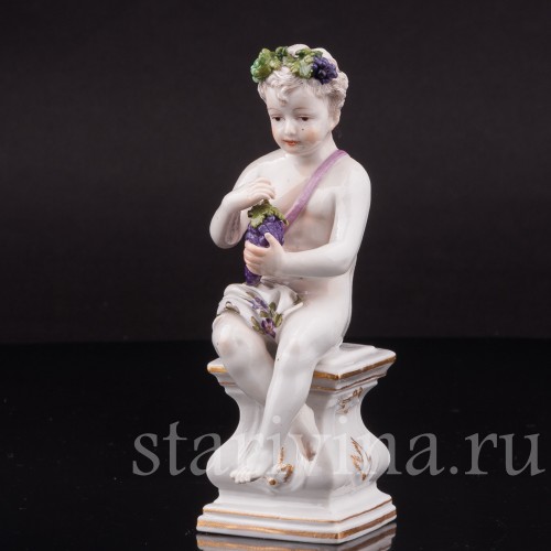Фигурка из фарфора Аллегория осени, путти с виноградной гроздью, Hochst, Германия, кон. 18 в.