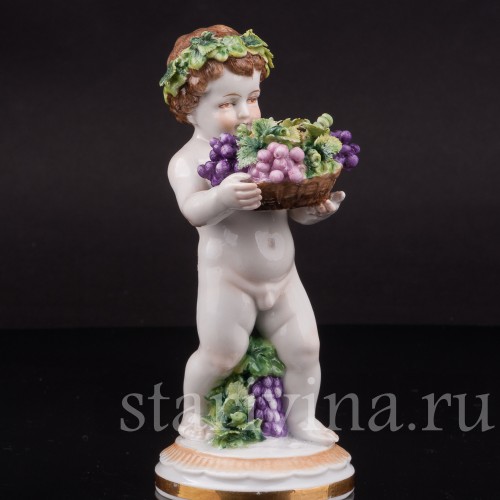 Фигурка из фарфора Аллегория осени, путти с виноградом, Muller & Co, Германия, перв. пол. 20 в.