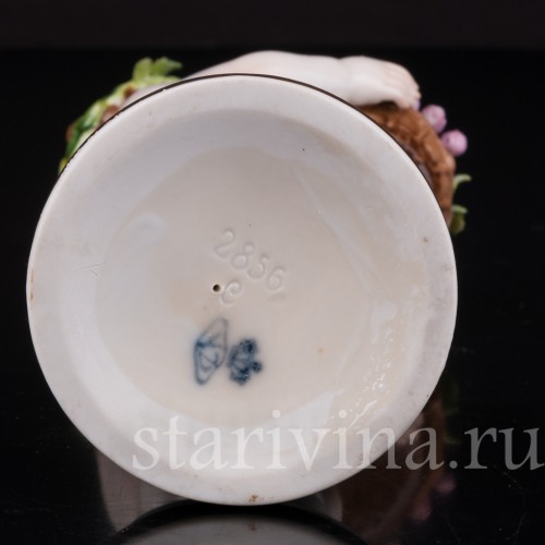 Фигурка из фарфора Аллегория осени, путти с виноградом, Muller & Co, Германия, перв. пол. 20 в.