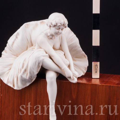 Фарфоровая статуэтка Балерина, поправляющая пуанты Volkstedt, Германия, кон. 19 в.