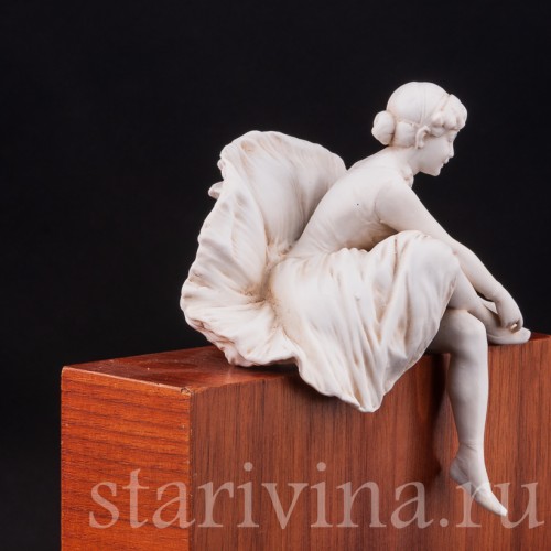 Фарфоровая статуэтка Балерина, поправляющая пуанты Volkstedt, Германия, кон. 19 в.