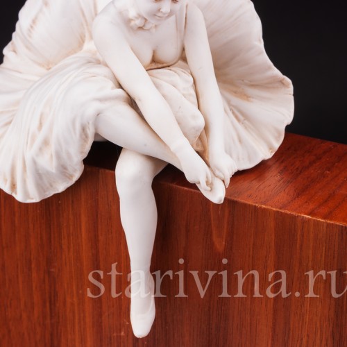 Фарфоровая статуэтка Балерина, поправляющая пуанты Volkstedt, Германия, кон. 19 в.