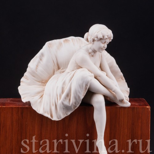 Фарфоровая статуэтка Балерина, поправляющая пуанты Volkstedt, Германия, кон. 19 в.