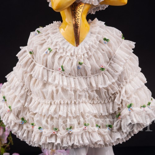 Фарфоровая статуэтка Девушка в жёлтом платье, кружевная, Volkstedt, Германия, 1915-34 гг.