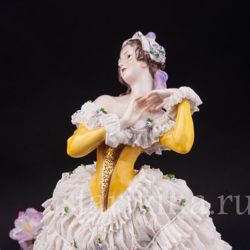 Фарфоровая статуэтка Девушка в жёлтом платье, кружевная, Volkstedt, Германия, 1915-34 гг.