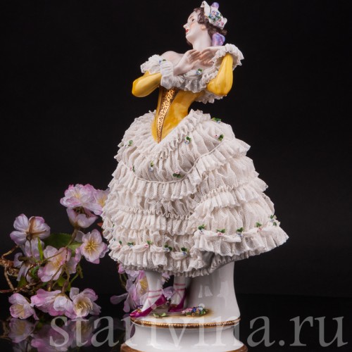 Фарфоровая статуэтка Девушка в жёлтом платье, кружевная, Volkstedt, Германия, 1915-34 гг.