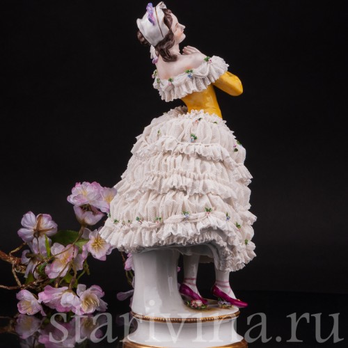 Фарфоровая статуэтка Девушка в жёлтом платье, кружевная, Volkstedt, Германия, 1915-34 гг.