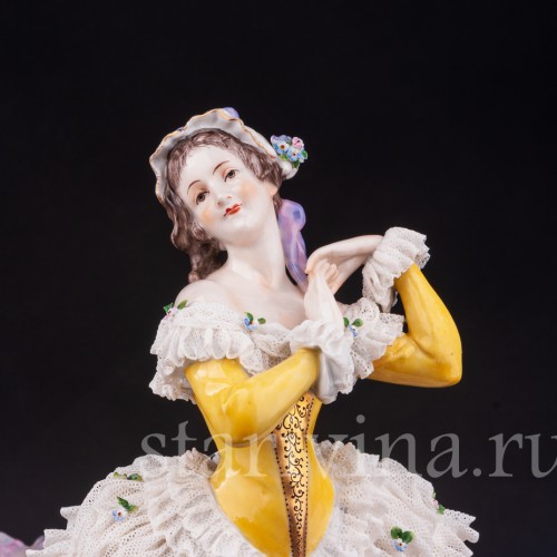 Фарфоровая статуэтка Девушка в жёлтом платье, кружевная, Volkstedt, Германия, 1915-34 гг.