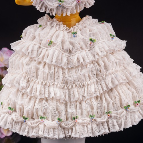 Фарфоровая статуэтка Девушка в жёлтом платье, кружевная, Volkstedt, Германия, 1915-34 гг.