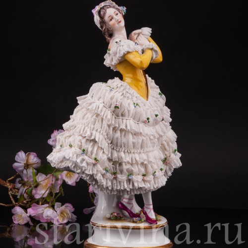 Фарфоровая статуэтка Девушка в жёлтом платье, кружевная, Volkstedt, Германия, 1915-34 гг.