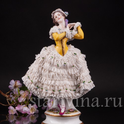 Фарфоровая статуэтка Девушка в жёлтом платье, кружевная, Volkstedt, Германия, 1915-34 гг.