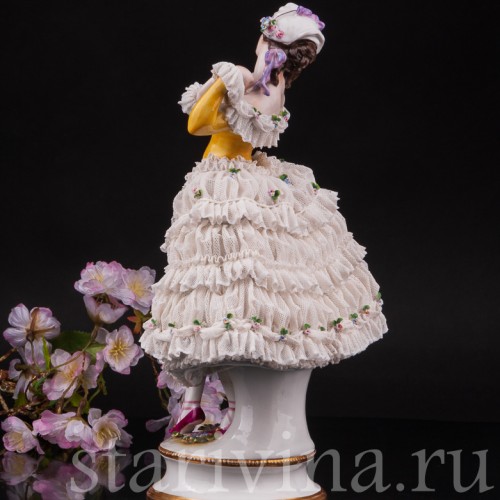 Фарфоровая статуэтка Девушка в жёлтом платье, кружевная, Volkstedt, Германия, 1915-34 гг.