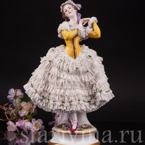 Фарфоровая статуэтка Девушка в жёлтом платье, кружевная, Volkstedt, Германия, 1915-34 гг.