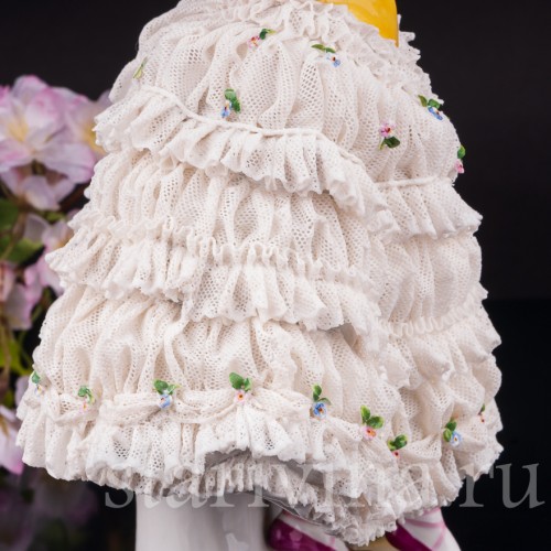 Фарфоровая статуэтка Девушка в жёлтом платье, кружевная, Volkstedt, Германия, 1915-34 гг.