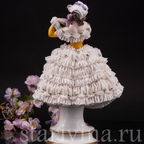 Фарфоровая статуэтка Девушка в жёлтом платье, кружевная, Volkstedt, Германия, 1915-34 гг.