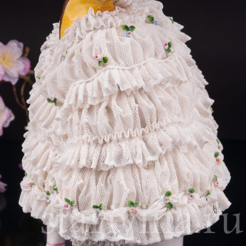 Фарфоровая статуэтка Девушка в жёлтом платье, кружевная, Volkstedt, Германия, 1915-34 гг.