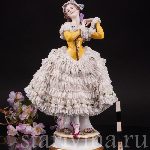 Фарфоровая статуэтка Девушка в жёлтом платье, кружевная, Volkstedt, Германия, 1915-34 гг.