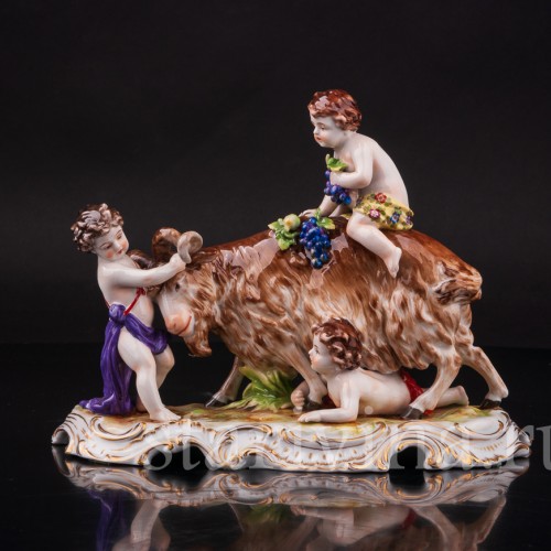 Фарфоровая статуэтка Путти, играющие с козлом Ernst Bohne Sohne, Германия, нач. 20 века.