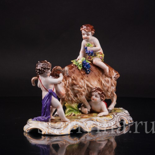 Фарфоровая статуэтка Путти, играющие с козлом Ernst Bohne Sohne, Германия, нач. 20 века.