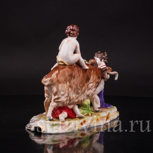 Фарфоровая статуэтка Путти, играющие с козлом Ernst Bohne Sohne, Германия, нач. 20 века.