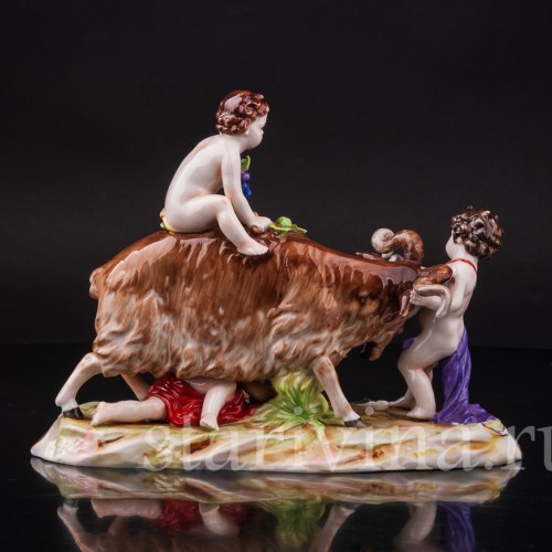 Фарфоровая статуэтка Путти, играющие с козлом Ernst Bohne Sohne, Германия, нач. 20 века.