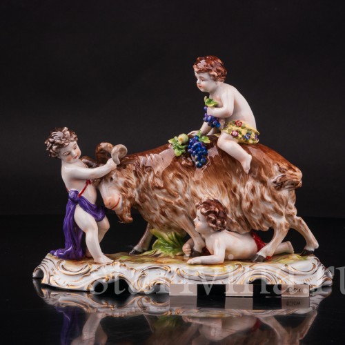 Фарфоровая статуэтка Путти, играющие с козлом Ernst Bohne Sohne, Германия, нач. 20 века.