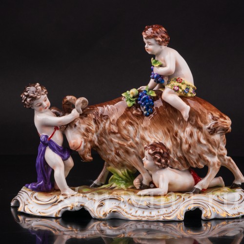 Фарфоровая статуэтка Путти, играющие с козлом Ernst Bohne Sohne, Германия, нач. 20 века.