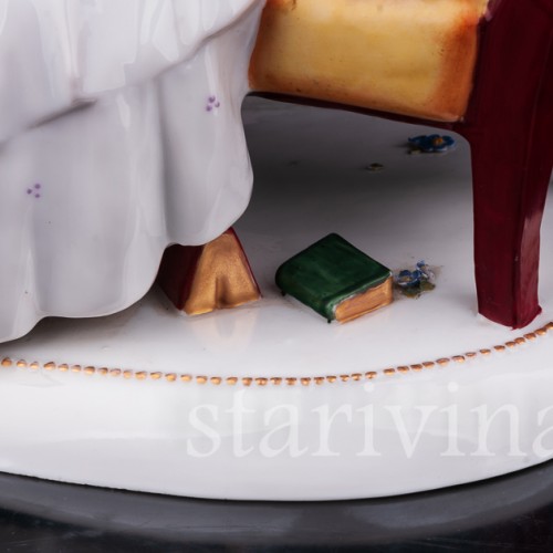 Фарфоровая статуэтка Девушка с книгами, E. A. Muller, Германия, 1890-1927 гг.