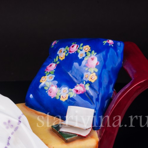 Фарфоровая статуэтка Девушка с книгами, E. A. Muller, Германия, 1890-1927 гг.