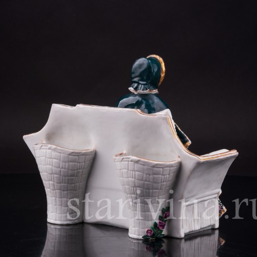 Статуэтка из фарфора Девушка с муфтой, Ernst Bohne Sohne, Германия, нач. 20 в.