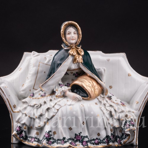 Статуэтка из фарфора Девушка с муфтой, Ernst Bohne Sohne, Германия, нач. 20 в.