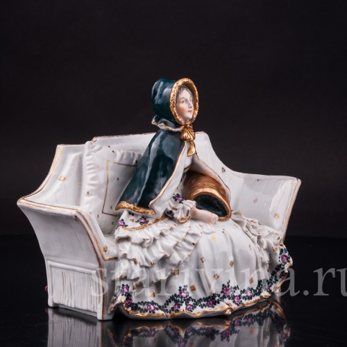 Статуэтка из фарфора Девушка с муфтой, Ernst Bohne Sohne, Германия, нач. 20 в.