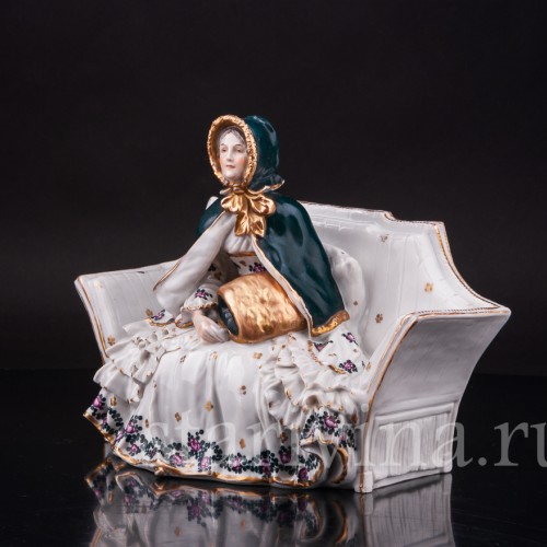 Статуэтка из фарфора Девушка с муфтой, Ernst Bohne Sohne, Германия, нач. 20 в.