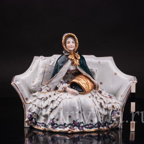 Статуэтка из фарфора Девушка с муфтой, Ernst Bohne Sohne, Германия, нач. 20 в.