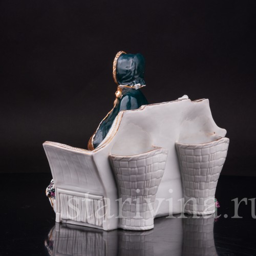 Статуэтка из фарфора Девушка с муфтой, Ernst Bohne Sohne, Германия, нач. 20 в.